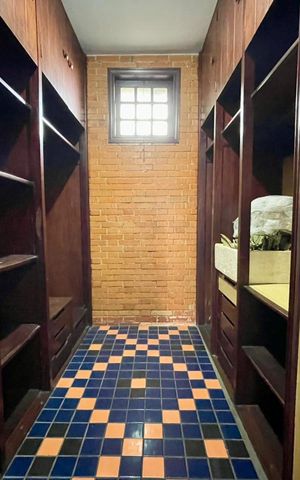 Casa à venda com 550m², 6 quartos e 8 vagas Casa à venda com 550m², 6 quartos e 8 vagasCloset