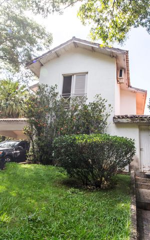 Casa de condomínio à venda com 400m², 3 quartos e 4 vagas Casa de condomínio à venda com 400m², 3 quartos e 4 vagasFachada