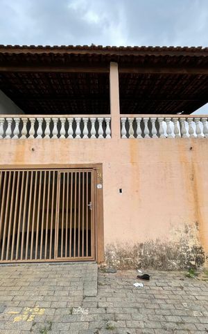 Casa à venda com 200m², 3 quartos e 2 vagas Casa à venda com 200m², 3 quartos e 2 vagasFachada