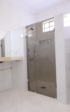 Casa à venda com 300m², 3 quartos e 3 vagasBanheiro Suíte 2