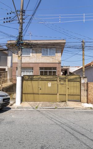 Casa à venda com 224m², 4 quartos e 4 vagas Casa à venda com 224m², 4 quartos e 4 vagasFachada