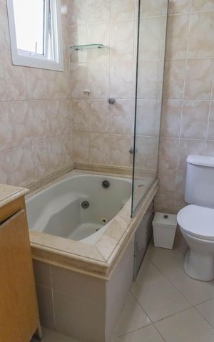 Casa de condomínio à venda com 208m², 3 quartos e 2 vagas Casa de condomínio à venda com 208m², 3 quartos e 2 vagasBanheiro da suíte