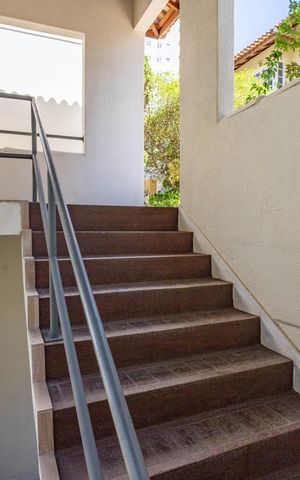 Casa de condomínio à venda com 208m², 3 quartos e 2 vagas Casa de condomínio à venda com 208m², 3 quartos e 2 vagasÁrea comum - escada de entrada