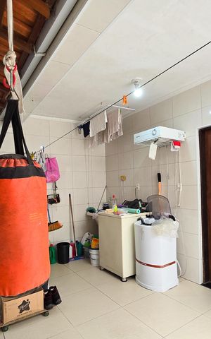 Casa à venda com 170m², 3 quartos e 2 vagas Casa à venda com 170m², 3 quartos e 2 vagasÁrea de serviço