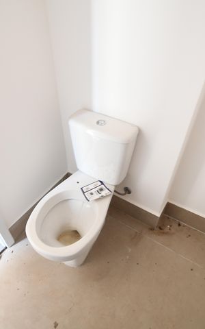 Casa de condomínio à venda com 225m², 3 quartos e 2 vagasBanheiro de serviço