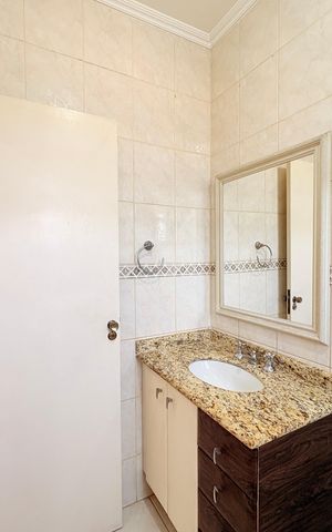 Casa à venda com 310m², 4 quartos e 3 vagasBanheiro da Suíte 2