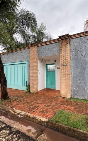 Casa para alugar com 490m², 4 quartos e 4 vagas Casa para alugar com 490m², 4 quartos e 4 vagasFachada