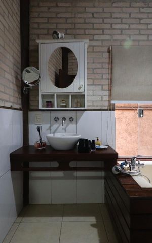 Casa para alugar com 490m², 4 quartos e 4 vagas Casa para alugar com 490m², 4 quartos e 4 vagasBanheiro da Suíte 1
