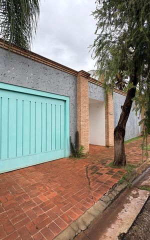 Casa para alugar com 490m², 4 quartos e 4 vagas Casa para alugar com 490m², 4 quartos e 4 vagasFachada