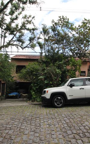 Casa de condomínio à venda com 350m², 4 quartos e 4 vagasFachada