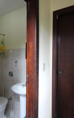 Casa de condomínio à venda com 350m², 4 quartos e 4 vagasBanheiro de Serviço