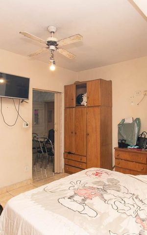 Casa à venda com 377m², 5 quartos e 3 vagas Casa à venda com 377m², 5 quartos e 3 vagasQuarto 1