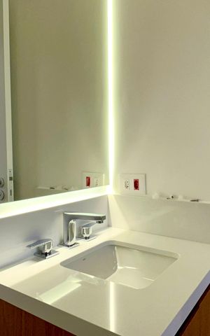 Apartamento à venda com 212m², 3 quartos e 1 vaga Apartamento à venda com 212m², 3 quartos e 1 vagaBanheiro da Suíte 1