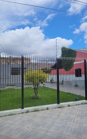 Casa à venda com 75m², 3 quartos e 3 vagas Casa à venda com 75m², 3 quartos e 3 vagasFachada