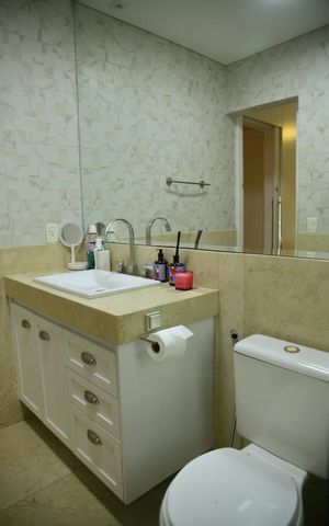 Casa de condomínio para alugar com 250m², 4 quartos e 4 vagasBanheiro da Suíte 1 