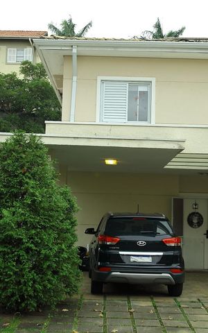 Casa de condomínio para alugar com 250m², 4 quartos e 4 vagasGaragem/Fachada