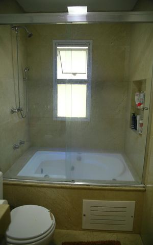 Casa de condomínio para alugar com 250m², 4 quartos e 4 vagasBanheiro da Suíte 1 