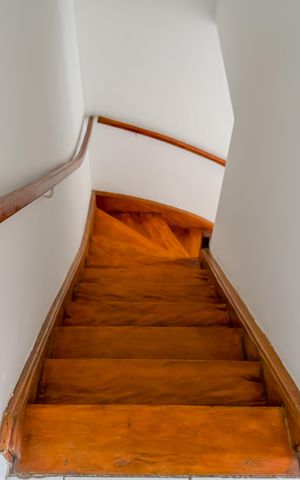 Casa à venda com 90m², 2 quartos e sem vaga Casa à venda com 90m², 2 quartos e sem vagaEscada