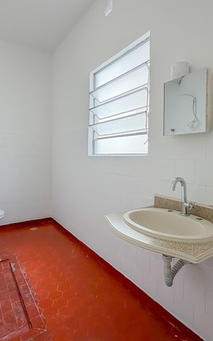 Casa à venda com 90m², 2 quartos e sem vaga Casa à venda com 90m², 2 quartos e sem vagaBanheiro Corredor