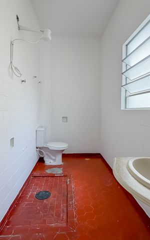 Casa à venda com 90m², 2 quartos e sem vaga Casa à venda com 90m², 2 quartos e sem vagaBanheiro Corredor