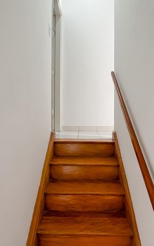 Casa à venda com 90m², 2 quartos e sem vaga Casa à venda com 90m², 2 quartos e sem vagaEscada