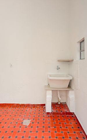Casa à venda com 90m², 2 quartos e sem vaga Casa à venda com 90m², 2 quartos e sem vagaQuintal e Área de Serviço