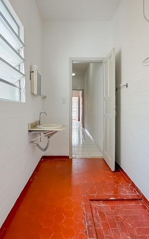 Casa à venda com 90m², 2 quartos e sem vaga Casa à venda com 90m², 2 quartos e sem vagaBanheiro Corredor