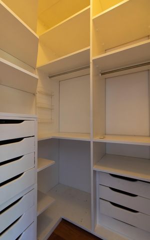 Casa de condomínio à venda com 590m², 4 quartos e 8 vagasCLOSET DA SUITE 3
