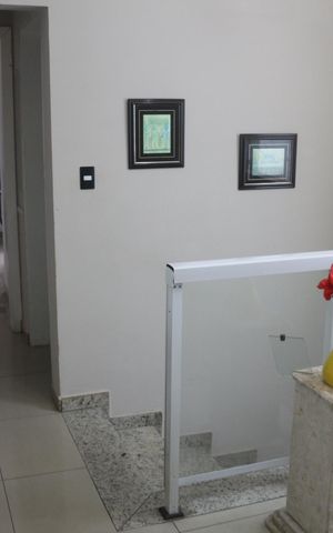 Casa à venda com 200m², 4 quartos e 4 vagasEscada