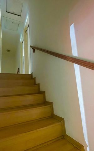 Casa à venda com 70m², 2 quartos e 1 vaga Casa à venda com 70m², 2 quartos e 1 vagaEscada