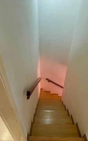 Casa à venda com 70m², 2 quartos e 1 vaga Casa à venda com 70m², 2 quartos e 1 vagaEscada