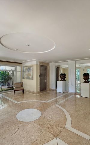 Apartamento à venda com 185m², 4 quartos e 3 vagas Apartamento à venda com 185m², 4 quartos e 3 vagasHall Social Bloco
