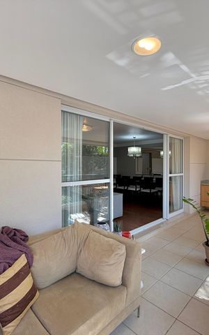 Apartamento à venda com 185m², 4 quartos e 3 vagas Apartamento à venda com 185m², 4 quartos e 3 vagasVaranda