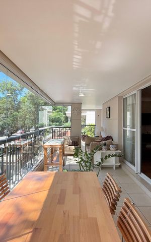 Apartamento à venda com 185m², 4 quartos e 3 vagas Apartamento à venda com 185m², 4 quartos e 3 vagasVaranda
