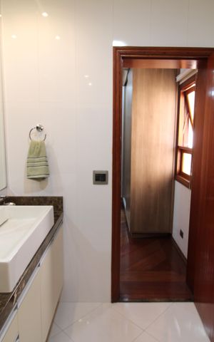 Casa à venda com 388m², 6 quartos e 6 vagasQuarto 1 - Banheiro