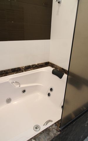 Casa à venda com 388m², 6 quartos e 6 vagasQuarto 1 - Banheiro