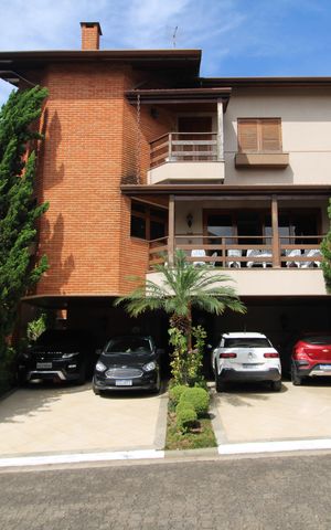 Casa à venda com 388m², 6 quartos e 6 vagasGaragem / Fachada