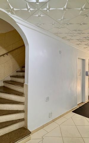 Apartamento à venda com 60m², 2 quartos e sem vaga Apartamento à venda com 60m², 2 quartos e sem vagaEscada