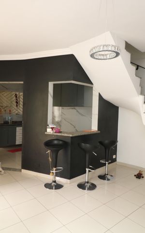 Casa à venda com 70m², 2 quartos e 2 vagasSala