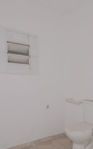 Casa para alugar com 30m², 3 quartos e 1 vaga Casa para alugar com 30m², 3 quartos e 1 vagaBanheiro 1