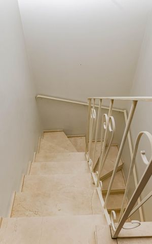Casa de condomínio à venda com 245m², 4 quartos e 4 vagas Casa de condomínio à venda com 245m², 4 quartos e 4 vagasEscada