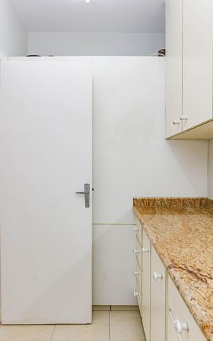 Casa de condomínio à venda com 245m², 4 quartos e 4 vagas Casa de condomínio à venda com 245m², 4 quartos e 4 vagasDispensa