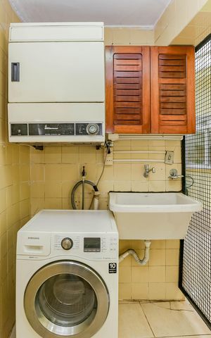 Casa de condomínio à venda com 245m², 4 quartos e 4 vagas Casa de condomínio à venda com 245m², 4 quartos e 4 vagasÁrea de Serviço