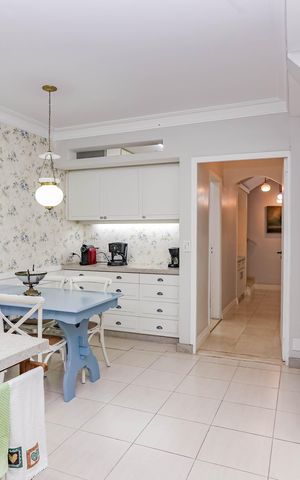 Casa de condomínio à venda com 245m², 4 quartos e 4 vagas Casa de condomínio à venda com 245m², 4 quartos e 4 vagasCozinha