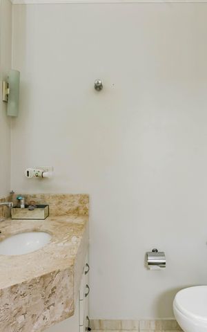 Casa de condomínio à venda com 245m², 4 quartos e 4 vagas Casa de condomínio à venda com 245m², 4 quartos e 4 vagasBanheiro da Suíte 1