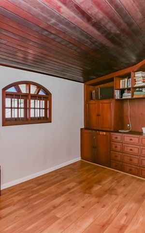 Casa de condomínio à venda com 245m², 4 quartos e 4 vagas Casa de condomínio à venda com 245m², 4 quartos e 4 vagasQuarto 3