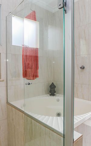 Casa de condomínio à venda com 245m², 4 quartos e 4 vagas Casa de condomínio à venda com 245m², 4 quartos e 4 vagasBanheiro da Suíte 1