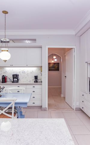Casa de condomínio à venda com 245m², 4 quartos e 4 vagas Casa de condomínio à venda com 245m², 4 quartos e 4 vagasCozinha