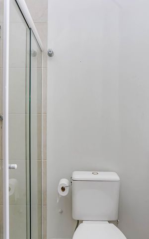 Casa de condomínio à venda com 245m², 4 quartos e 4 vagas Casa de condomínio à venda com 245m², 4 quartos e 4 vagasBanheiro Social