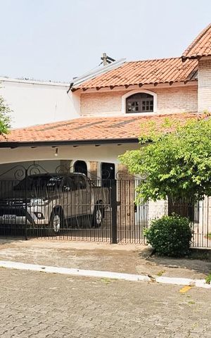 Casa de condomínio à venda com 245m², 4 quartos e 4 vagas Casa de condomínio à venda com 245m², 4 quartos e 4 vagasFachada